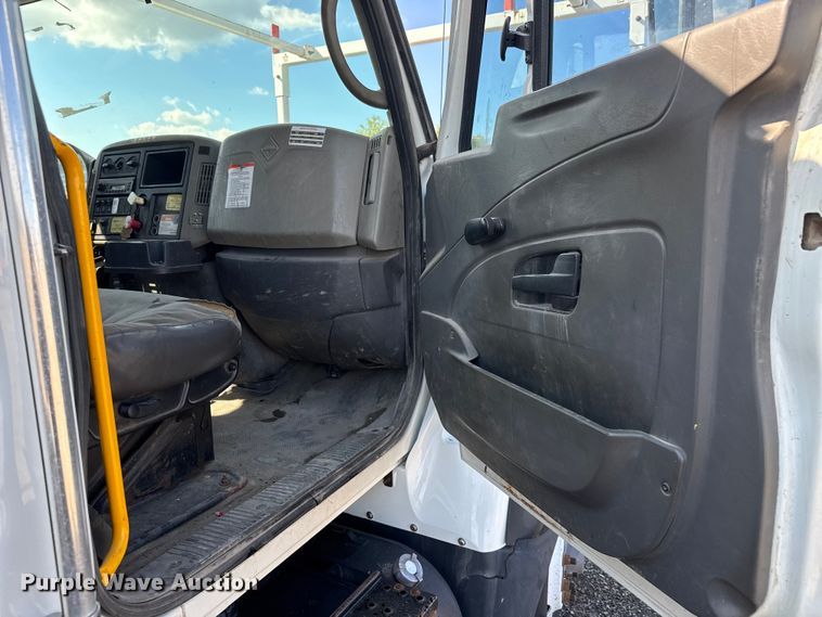 image for item NU9698 2010 International 7500  crane truck