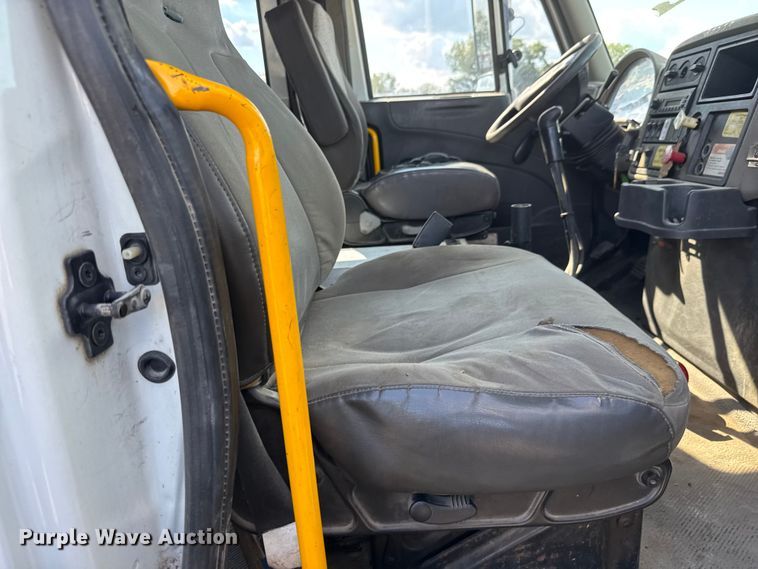 image for item NU9698 2010 International 7500  crane truck