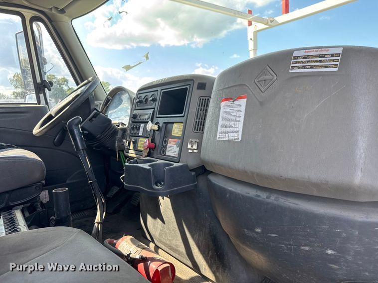 image for item NU9698 2010 International 7500  crane truck