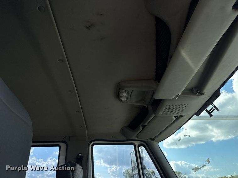 image for item NU9698 2010 International 7500  crane truck