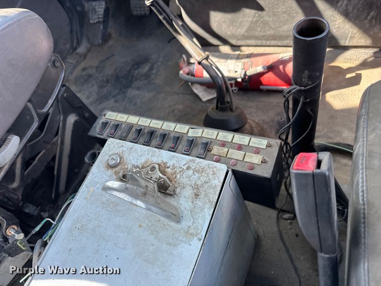 image for item NU9698 2010 International 7500  crane truck