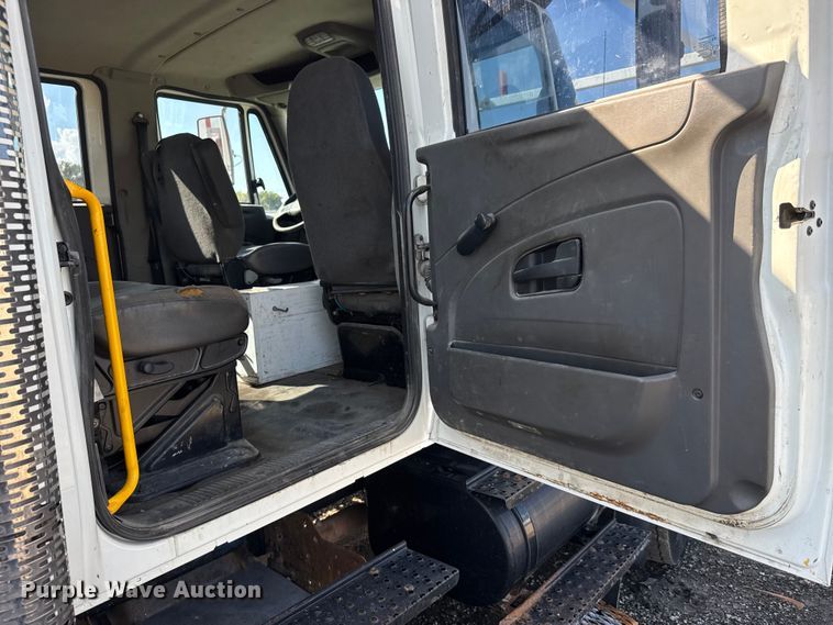 image for item NU9698 2010 International 7500  crane truck