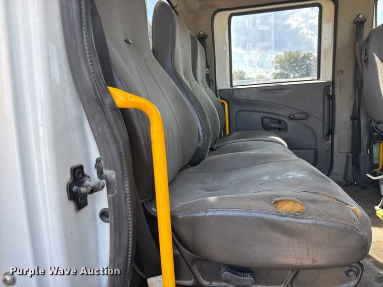 image for item NU9698 2010 International 7500  crane truck