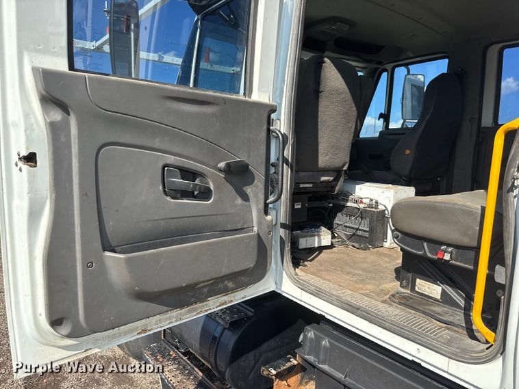 image for item NU9698 2010 International 7500  crane truck