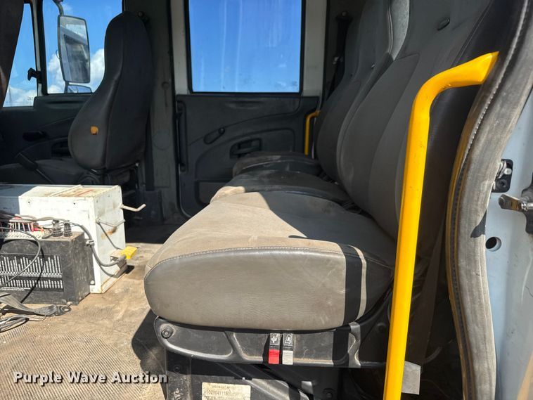 image for item NU9698 2010 International 7500  crane truck