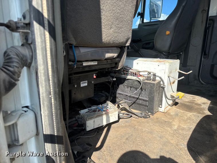 image for item NU9698 2010 International 7500  crane truck