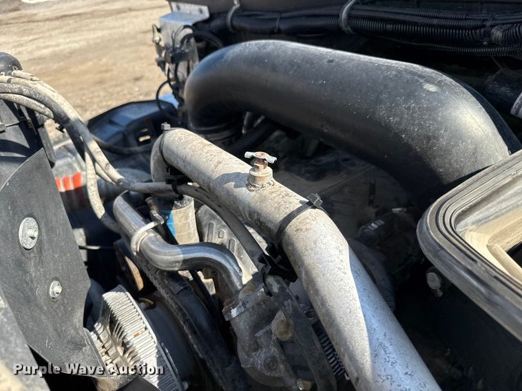 image for item NU9698 2010 International 7500  crane truck