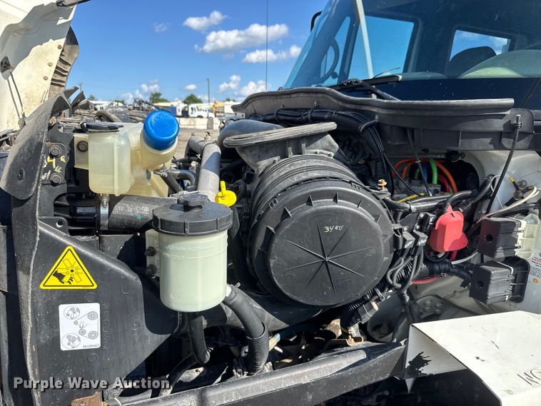 image for item NU9698 2010 International 7500  crane truck