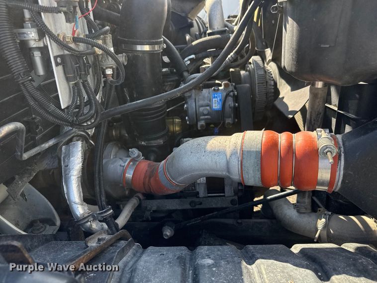 image for item NU9698 2010 International 7500  crane truck