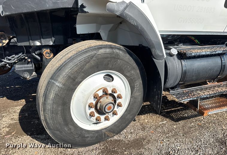 image for item NU9698 2010 International 7500  crane truck