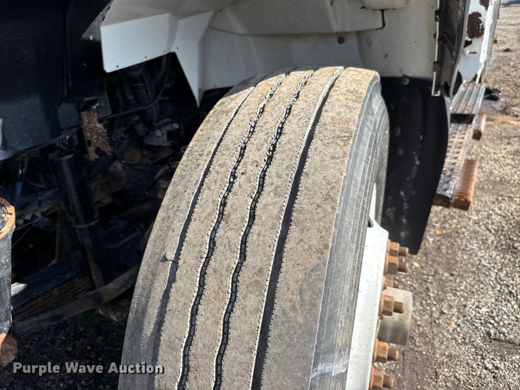 image for item NU9698 2010 International 7500  crane truck