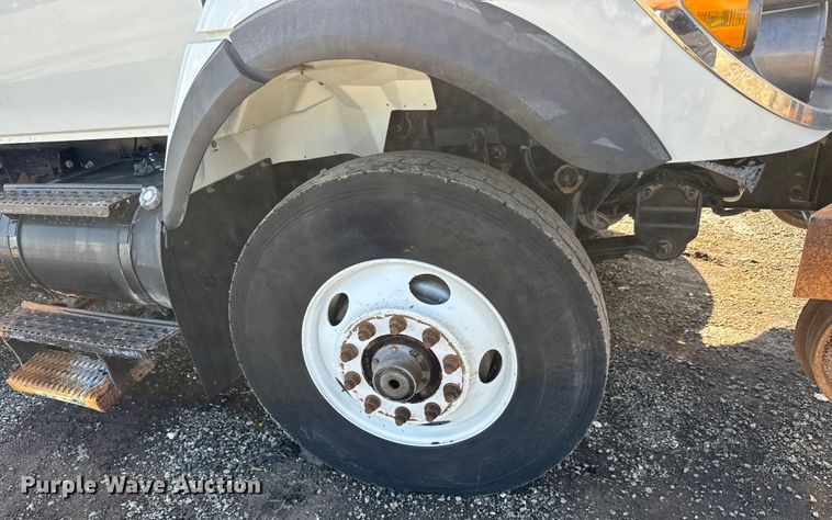 image for item NU9698 2010 International 7500  crane truck