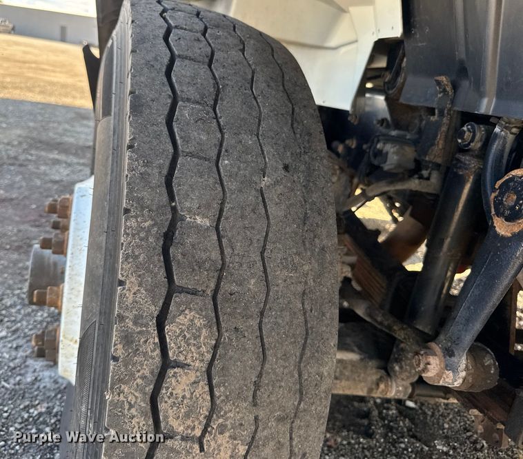 image for item NU9698 2010 International 7500  crane truck