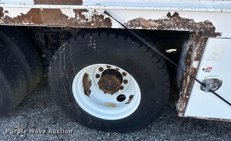 image for item NU9698 2010 International 7500  crane truck