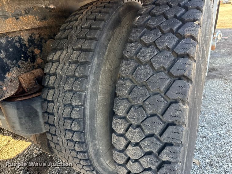 image for item NU9698 2010 International 7500  crane truck