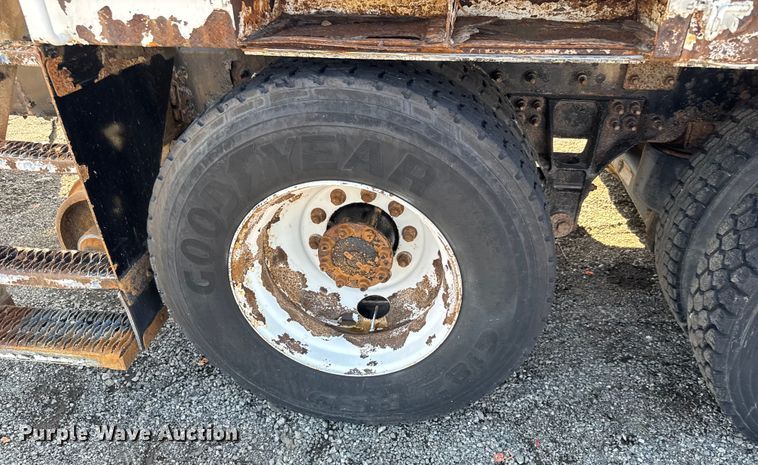 image for item NU9698 2010 International 7500  crane truck