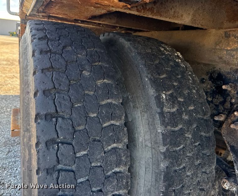 image for item NU9698 2010 International 7500  crane truck