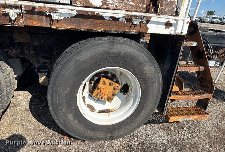 image for item NU9698 2010 International 7500  crane truck