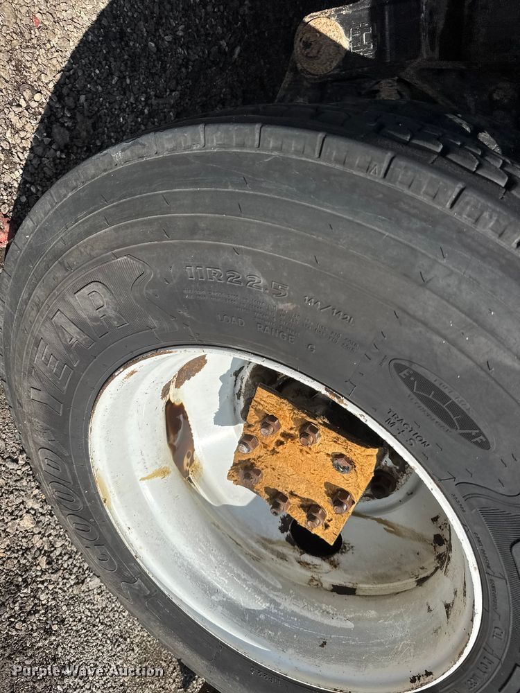 image for item NU9698 2010 International 7500  crane truck