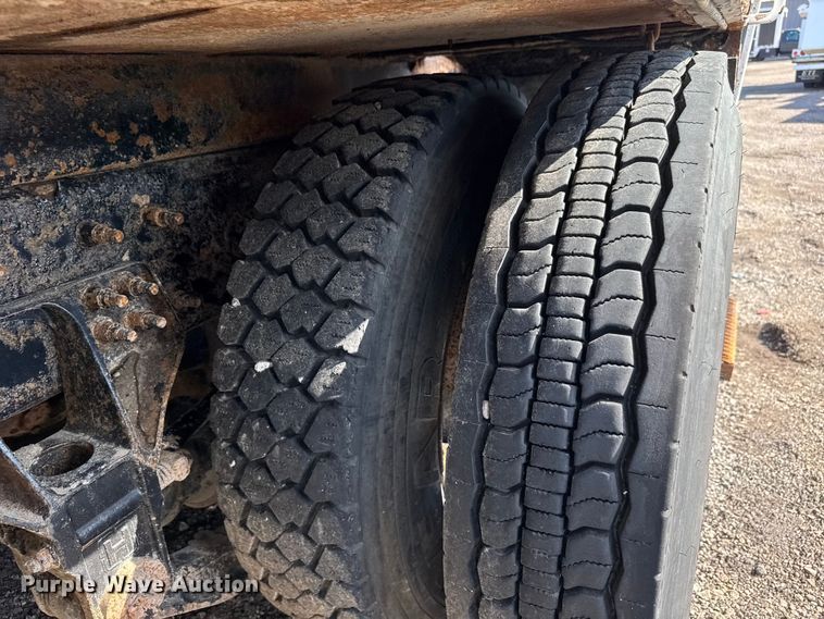 image for item NU9698 2010 International 7500  crane truck