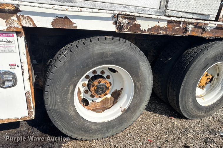 image for item NU9698 2010 International 7500  crane truck