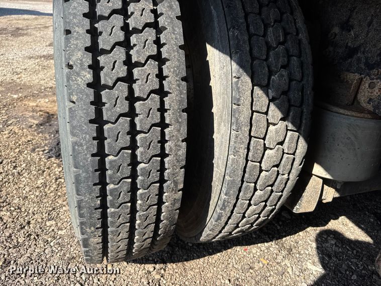 image for item NU9698 2010 International 7500  crane truck