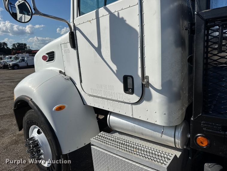 image for item NU9699 2007 Peterbilt 340 flatbed truck