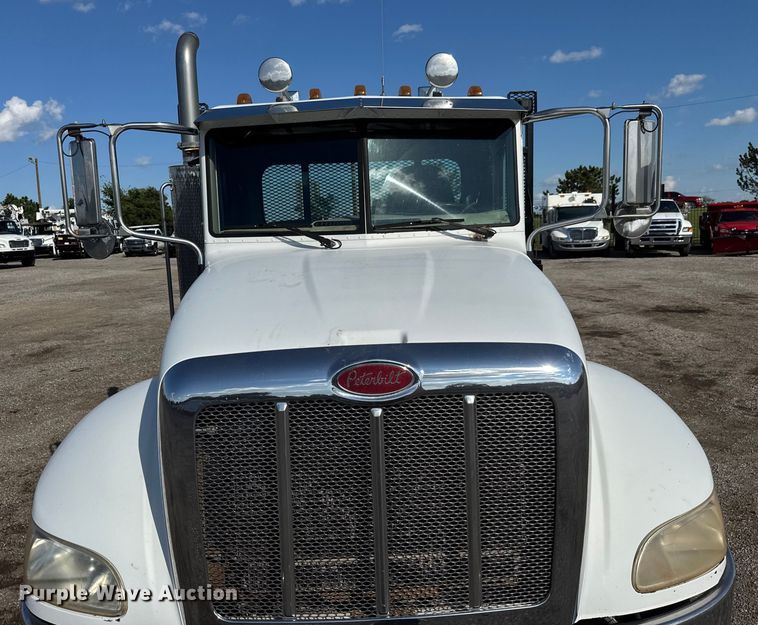image for item NU9699 2007 Peterbilt 340 flatbed truck