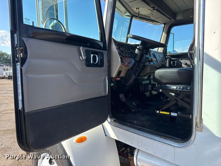 image for item NU9699 2007 Peterbilt 340 flatbed truck