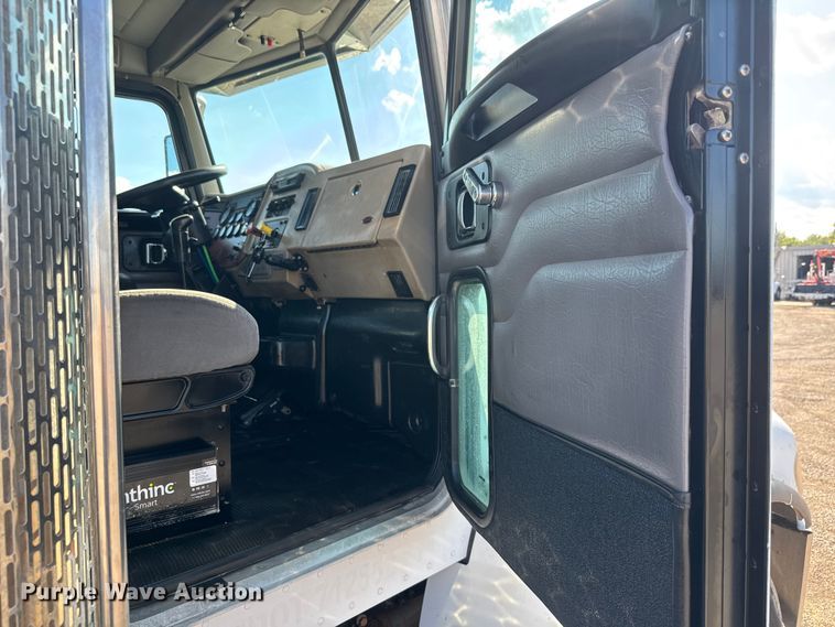 image for item NU9699 2007 Peterbilt 340 flatbed truck