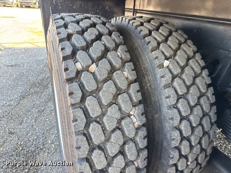 image for item NU9699 2007 Peterbilt 340 flatbed truck