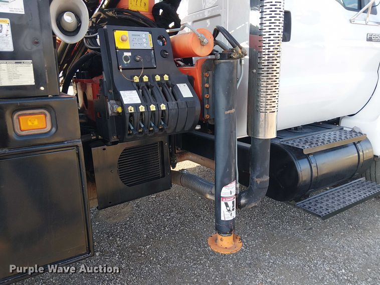 image for item NU9708 2007 Ford F650 Super Duty crane truck