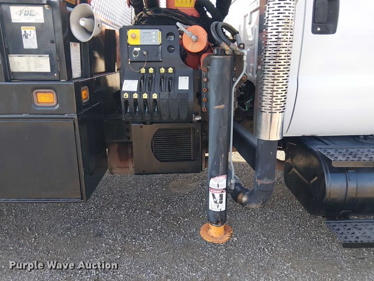 image for item NU9708 2007 Ford F650 Super Duty crane truck