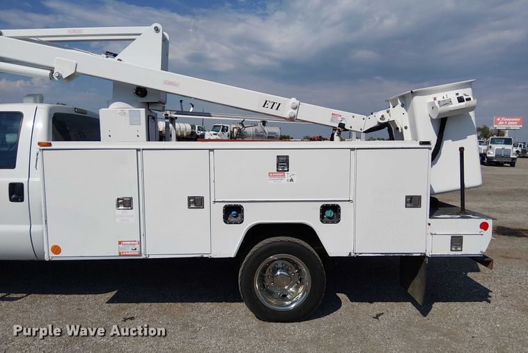 image for item NU9718 2011 Ford F550 Super Duty bucket truck