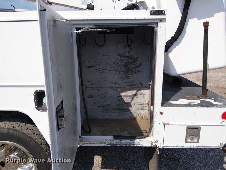 image for item NU9718 2011 Ford F550 Super Duty bucket truck