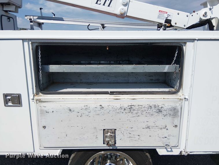 image for item NU9718 2011 Ford F550 Super Duty bucket truck