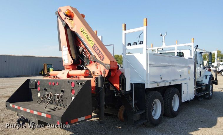 image for item NU9727 2009 International 7500 Crew Cab crane truck