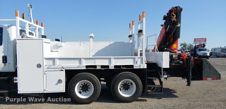 image for item NU9727 2009 International 7500 Crew Cab crane truck