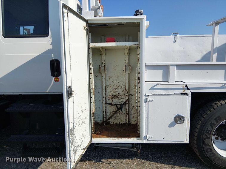 image for item NU9727 2009 International 7500 Crew Cab crane truck