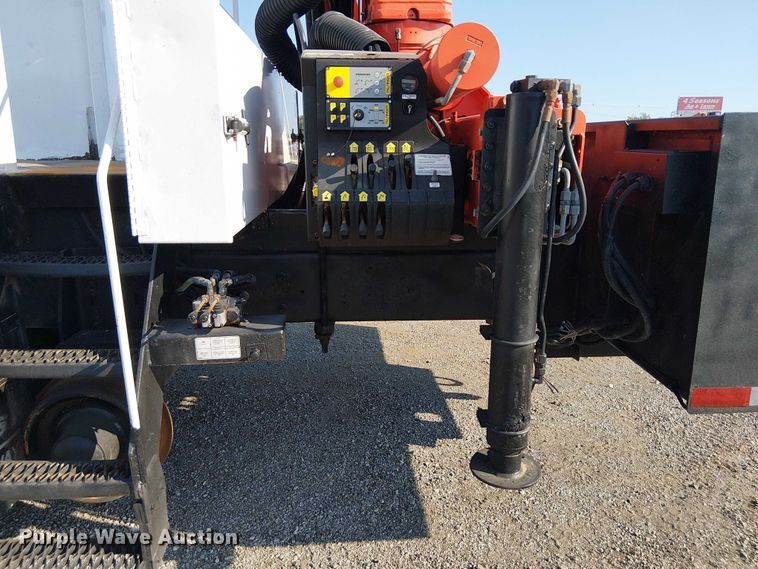 image for item NU9727 2009 International 7500 Crew Cab crane truck