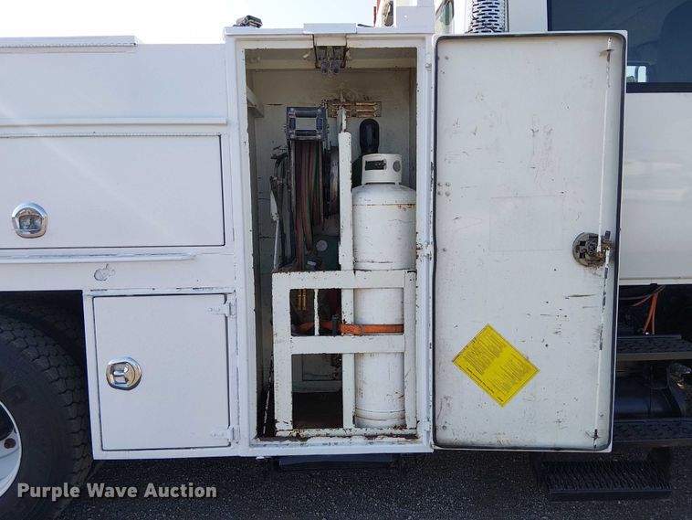 image for item NU9727 2009 International 7500 Crew Cab crane truck