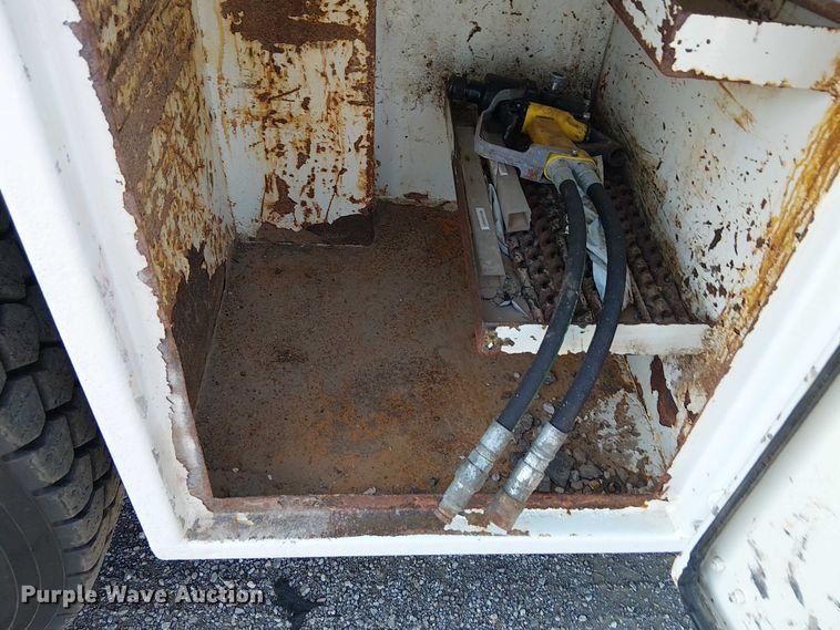 image for item NU9727 2009 International 7500 Crew Cab crane truck