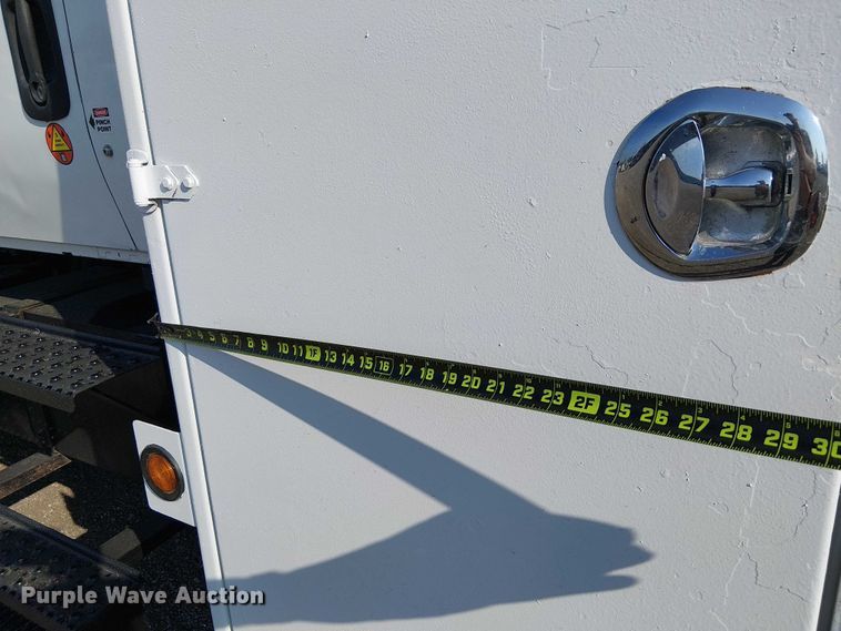 image for item NU9727 2009 International 7500 Crew Cab crane truck