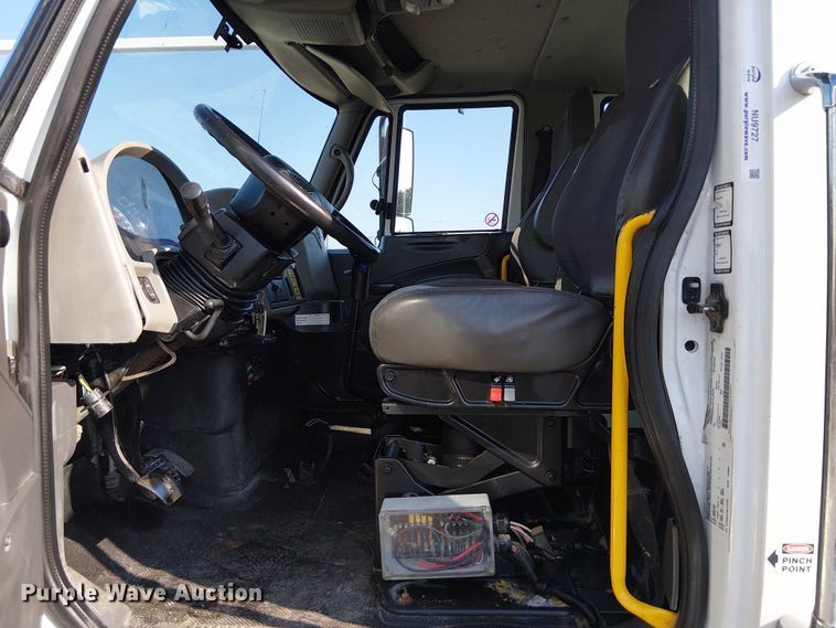 image for item NU9727 2009 International 7500 Crew Cab crane truck