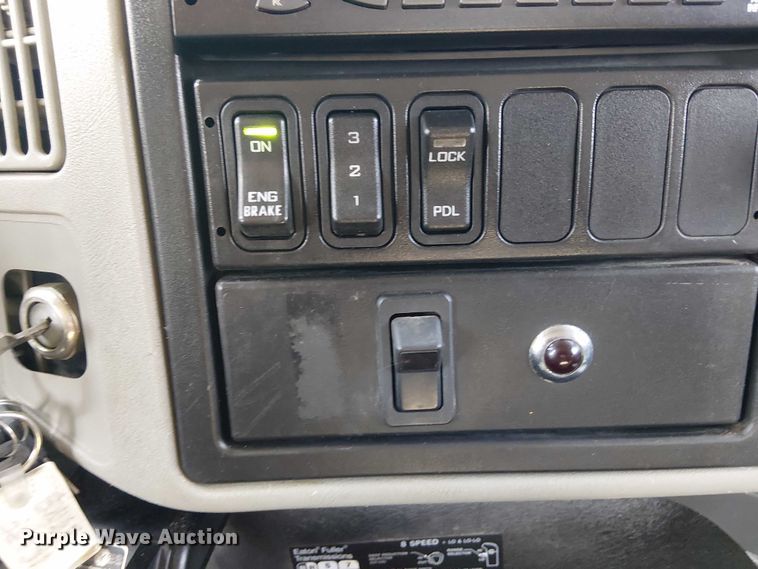 image for item NU9727 2009 International 7500 Crew Cab crane truck