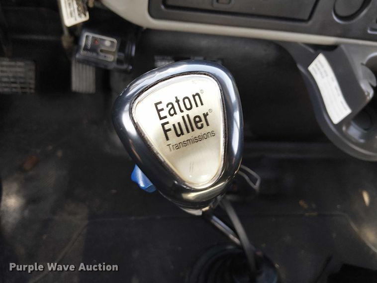 image for item NU9727 2009 International 7500 Crew Cab crane truck