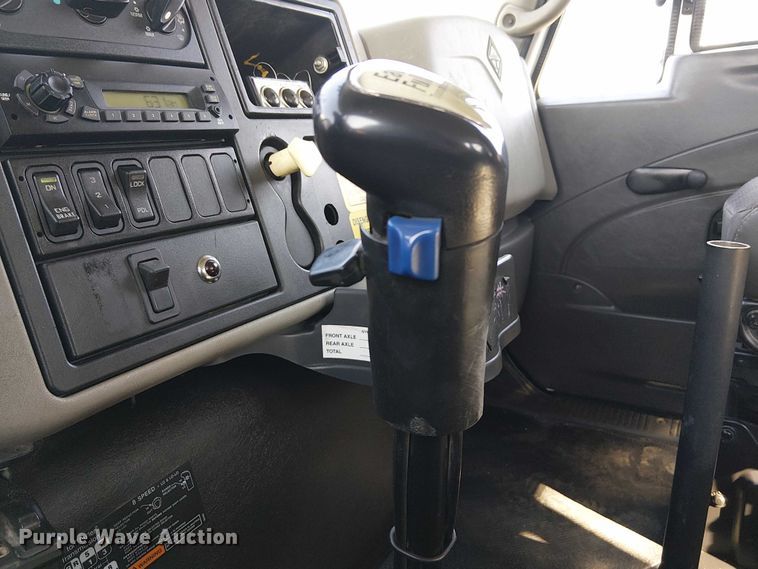 image for item NU9727 2009 International 7500 Crew Cab crane truck