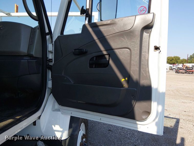 image for item NU9727 2009 International 7500 Crew Cab crane truck