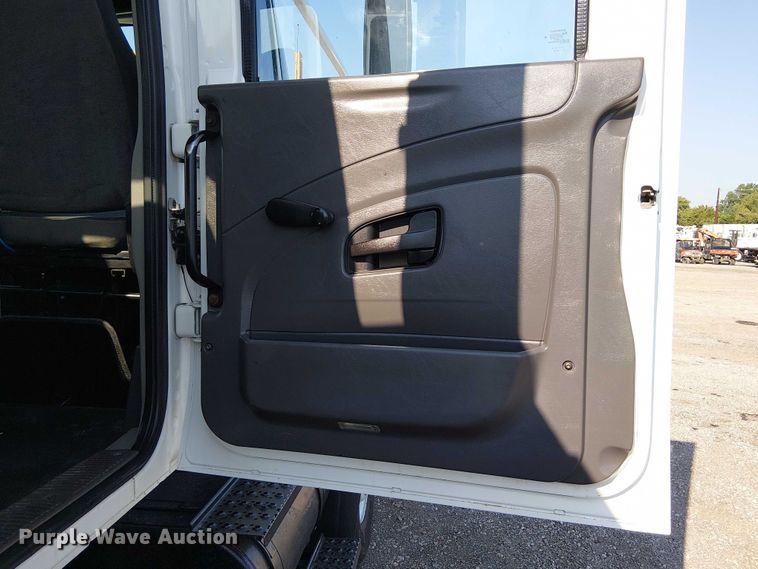 image for item NU9727 2009 International 7500 Crew Cab crane truck