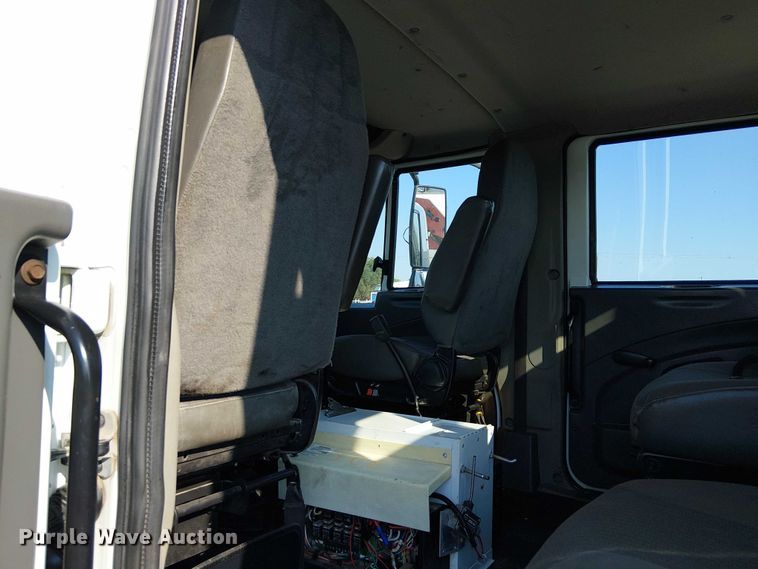 image for item NU9727 2009 International 7500 Crew Cab crane truck